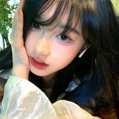 泳池里的男孩
